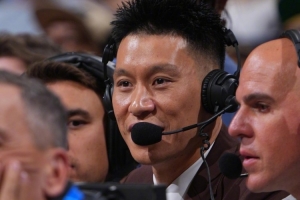 林书豪开启新工作:现场解说NBA比赛第一天上班仍不敢相信 林书豪开启新工作:现场解说NBA比赛第一天上班仍不敢相信